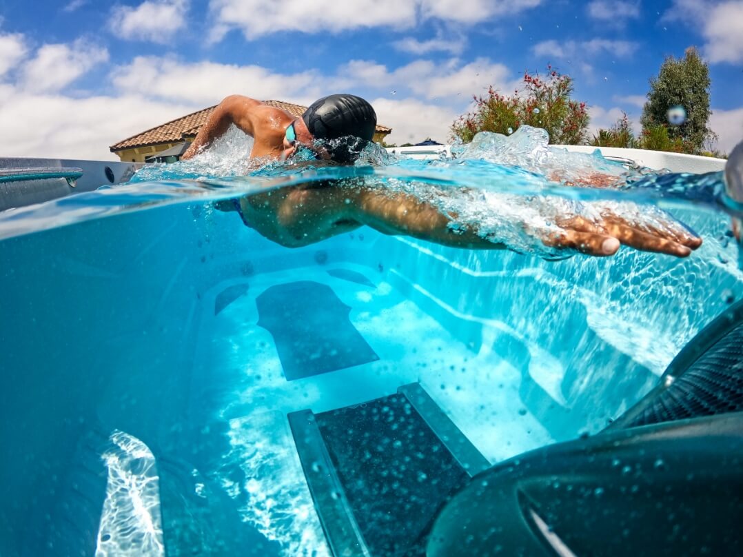 EP_FitnessSystems_2023_E550_IceGray_Mocha_Lifestyle_Underwater_12_pop (7)